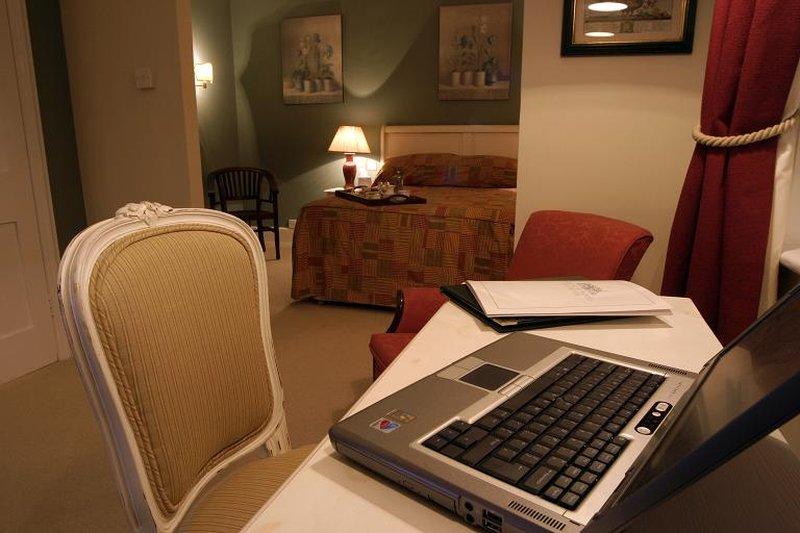 Hurtwood Hotel Peaslake Room photo