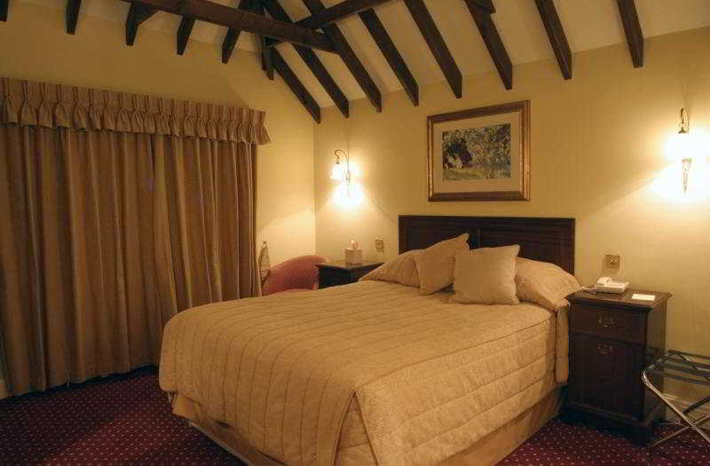 Hurtwood Hotel Peaslake Room photo